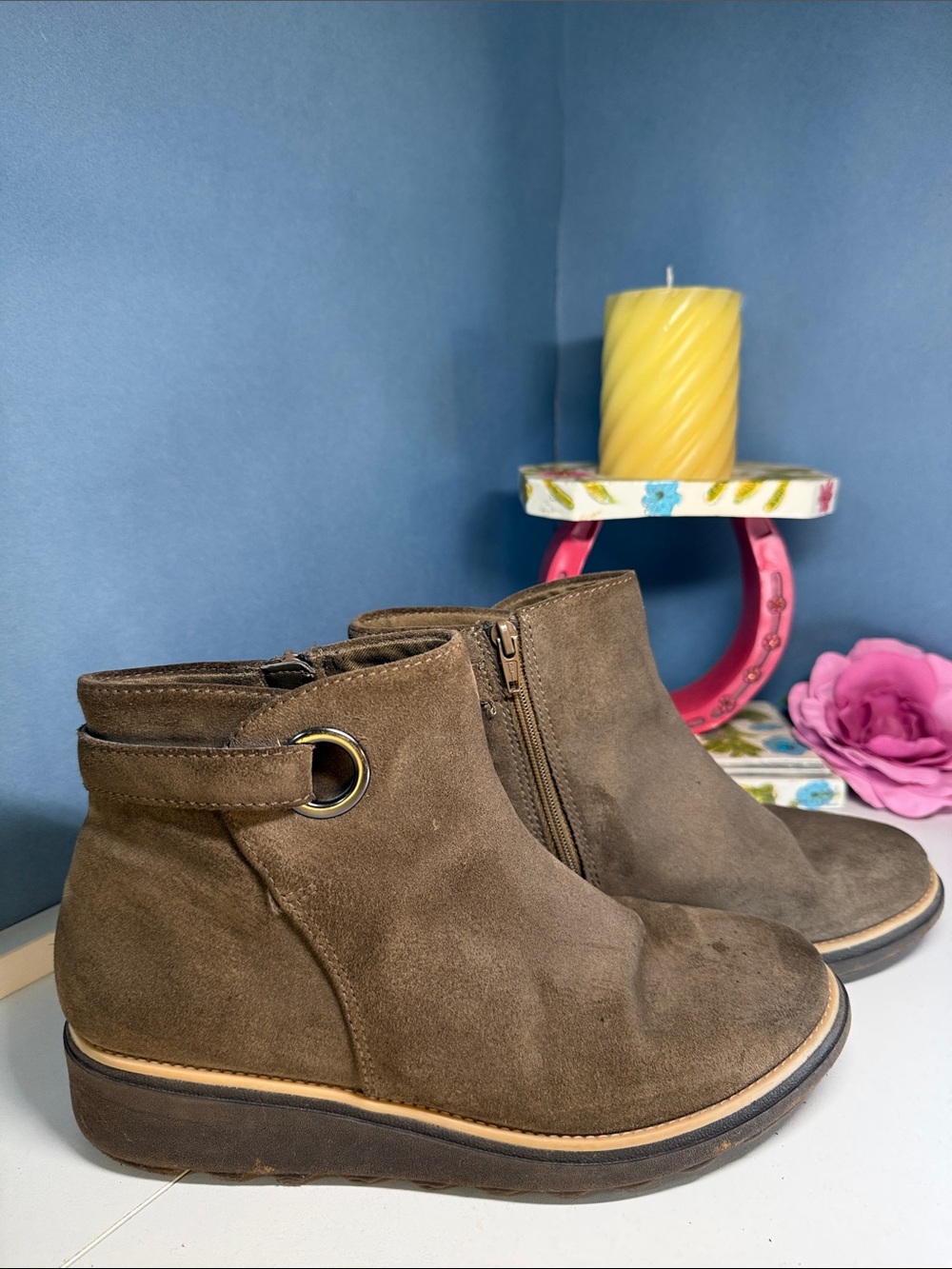 Clark's Ultimate Comfort Women's 7.5  Tan Suede Ankle Booties with Side Zip